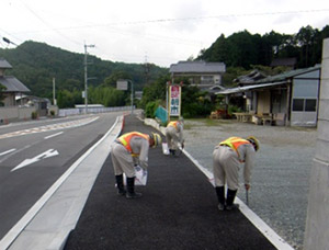 地域の清掃活動に参加しています