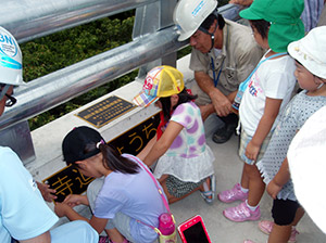 子供たちによりボルト締め